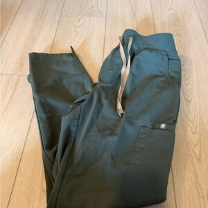 Figs woman’s Olive Cargo Pants- Kate cargo